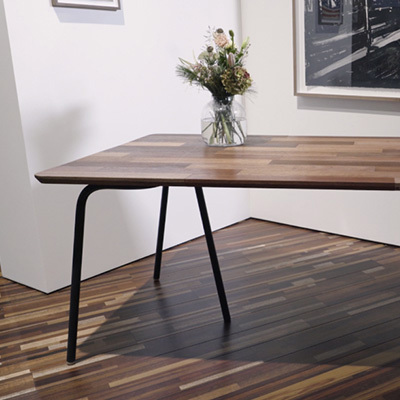 Mooi met hout: oude houten deuren worden nieuwe designtafels